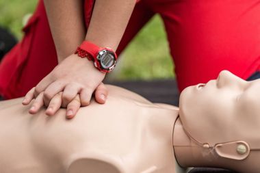 CPR eğitim açık havada. Cpr bebek ameliyat yeniden canlandırma