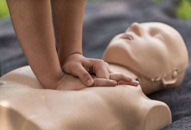 CPR eğitim açık havada. Cpr bebek ameliyat yeniden canlandırma