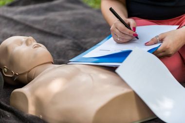 CPR eğitim açık havada. Cpr bebek ameliyat yeniden canlandırma