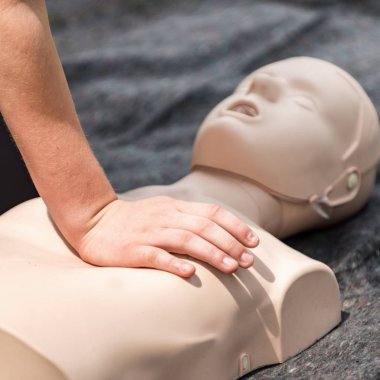 CPR eğitim açık havada. Cpr bebek ameliyat yeniden canlandırma