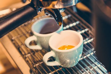 İtalyan espresso makinesi ve iki kahve fincanı