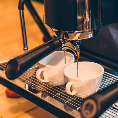 İtalyan espresso makinesi ve iki kahve fincanı