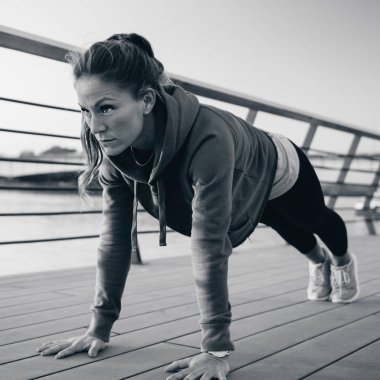 kadının açık havada yüksek tahta yapması