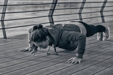 Kadının yapması Push ups Riverside'da