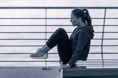 genç kadının riverside üzerinde egzersiz yapması 