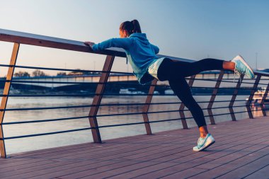 nehir kenarında egzersiz genç kadın