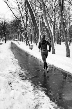 Kadın atlet parkta kış gününde Park'ta jogging.