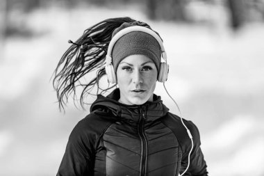 Kadın atlet parkta kış gününde Park'ta jogging.