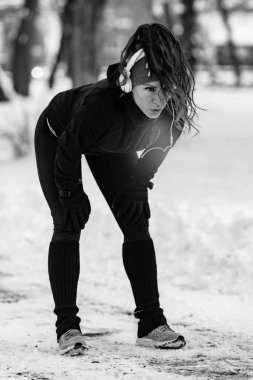 Kadın atlet parkta kış gününde Park'ta jogging.