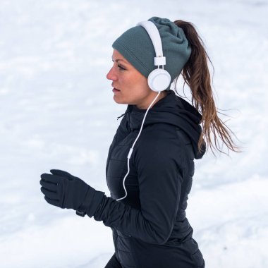 Kadın atlet parkta kış gününde Park'ta jogging.