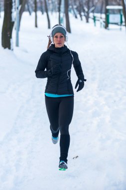 Kadın atlet parkta kış gününde Park'ta jogging.