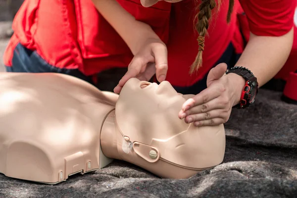 屋外での Cpr トレーニング Cpr 人形の復元手順 — ストック写真