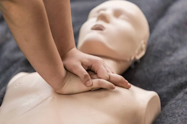 Allenamento Cpr All Aperto Procedura Rianimazione Sulla Bambola Cpr — Foto Stock