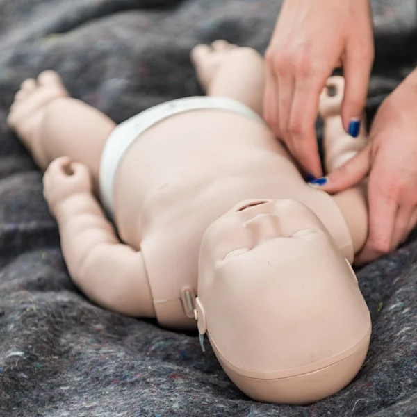 Pelatihan Cpr Pada Boneka Bayi — Stok Foto