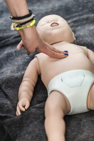 Pelatihan Cpr Pada Boneka Bayi — Stok Foto