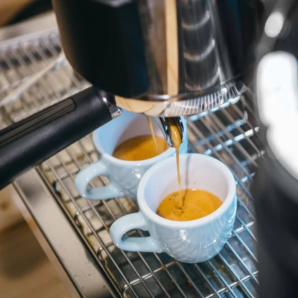 イタリアのエスプレッソ コーヒー マシンと つのコーヒー カップ — ストック写真