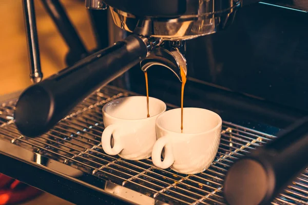 Italienische Espressomaschine Und Zwei Kaffeetassen — Stockfoto