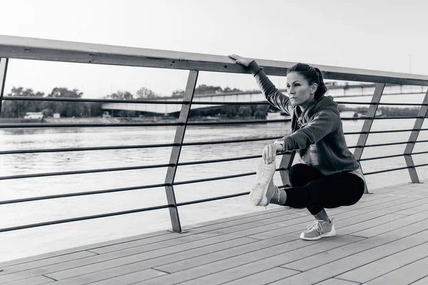 Kvinnan Gör Pistol Squat Utomhus — Stockfoto