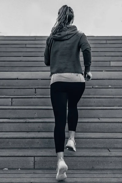 Mulher Jogging Escadas Cidade — Fotografia de Stock