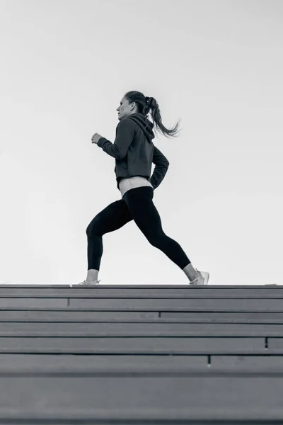 屋外で走る若い女性 — ストック写真