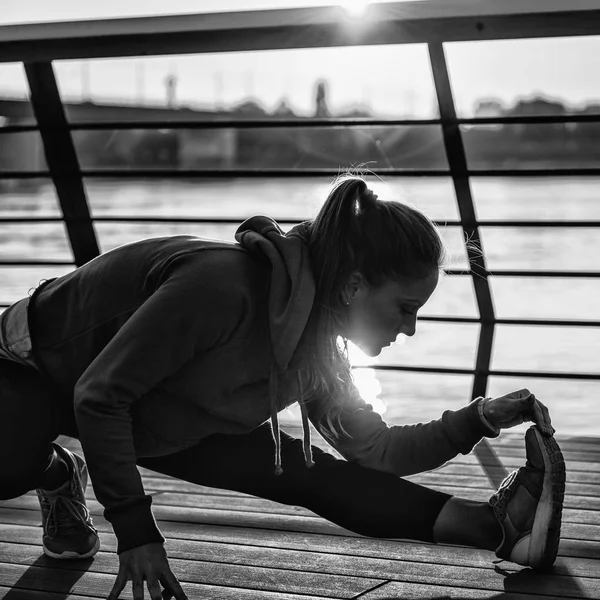 Streching Žena Břehu Řeky Městě — Stock fotografie