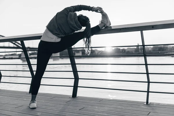 Streching Kobieta Nad Rzeką Mieście Zachodzie Słońca — Zdjęcie stockowe