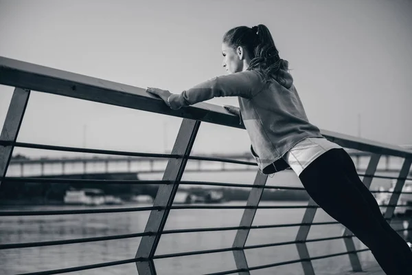 Mujer Streching Orilla Del Río — Foto de Stock