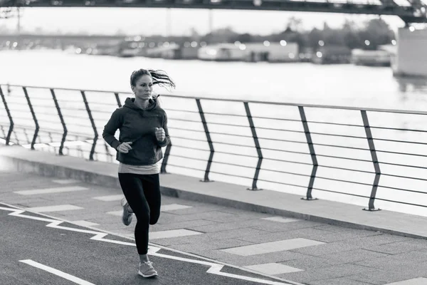 Mujer Joven Trotando Ciudad — Foto de Stock