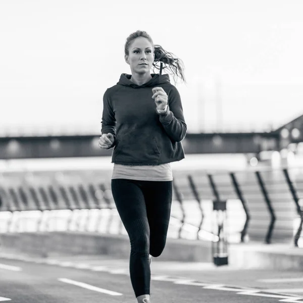 Joven Mujer Corriendo Aire Libre — Foto de Stock