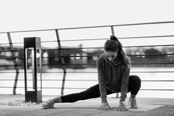 Mulher Streching Após Treinamento — Fotografia de Stock