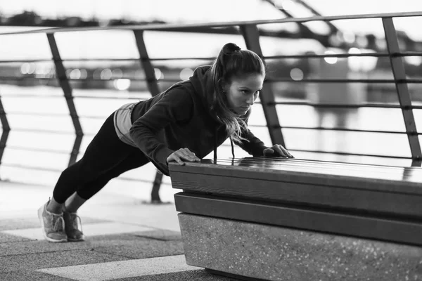 Jovem Mulher Fazendo Treino Ribeira — Fotografia de Stock