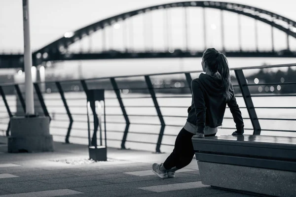 genç kadının riverside üzerinde egzersiz yapması