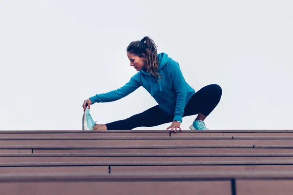 Женщина Стремится Вершину Лестницы Открытом Воздухе — стоковое фото