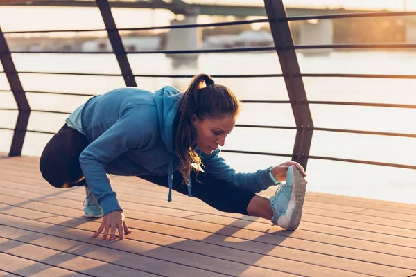 Donna Streching Dopo Allenamento All Aperto — Foto Stock