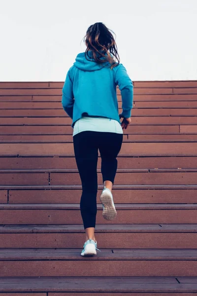 Mujer Corriendo Las Escaleras Aire Libre — Foto de Stock
