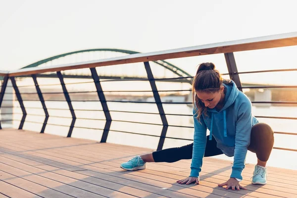 Mujer Esparciéndose Después Entrenar Aire Libre — Foto de Stock