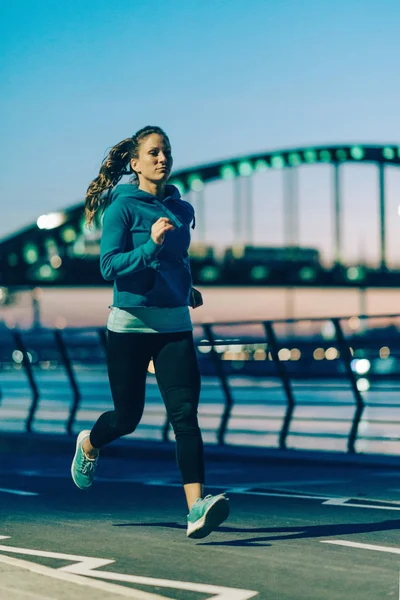 Mujer Joven Corriendo Orillas Del Río — Foto de Stock