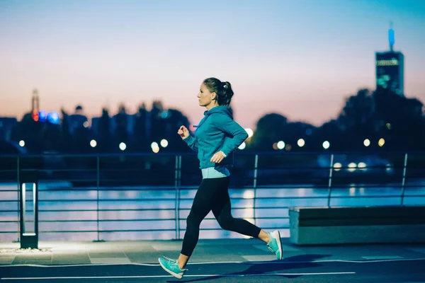 Joven Mujer Corriendo Noche Tarde — Foto de Stock