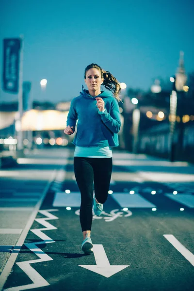 Mujer Joven Corriendo Orillas Del Río — Foto de Stock