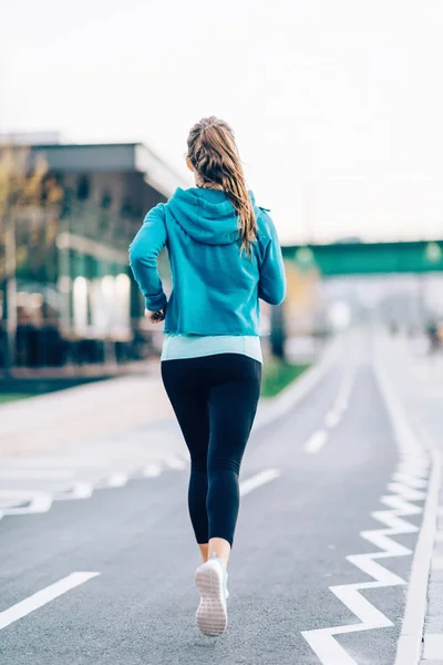 Vista Trasera Mujer Corriendo Ciudad — Foto de Stock