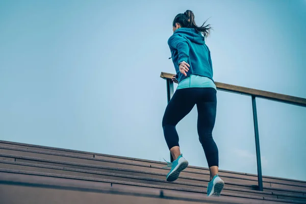 屋外ジョギング若い女性 — ストック写真