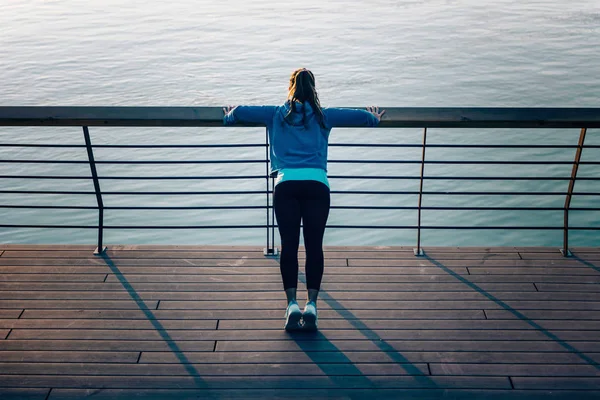 Joven Mujer Ejerciendo Junto Río — Foto de Stock