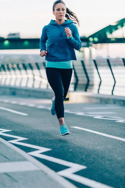 Joven Mujer Corriendo Orillas Del Río — Foto de Stock