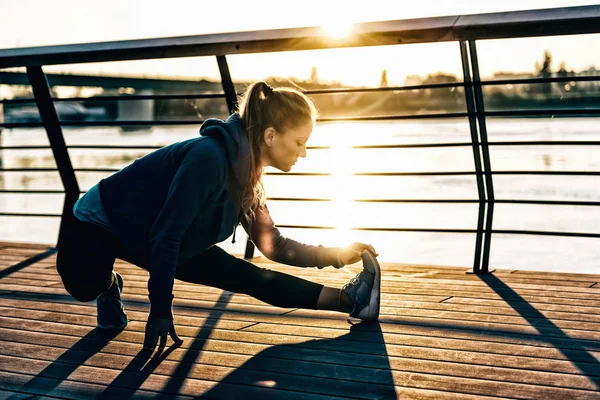 Donna Che Allunga Dopo Allenamento All Aperto Durante Tramonto — Foto Stock