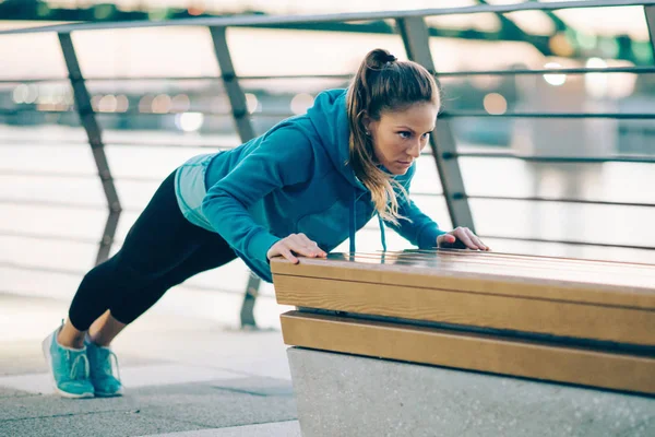 Mujer Joven Haciendo Ejercicio Orillas Del Río — Foto de Stock