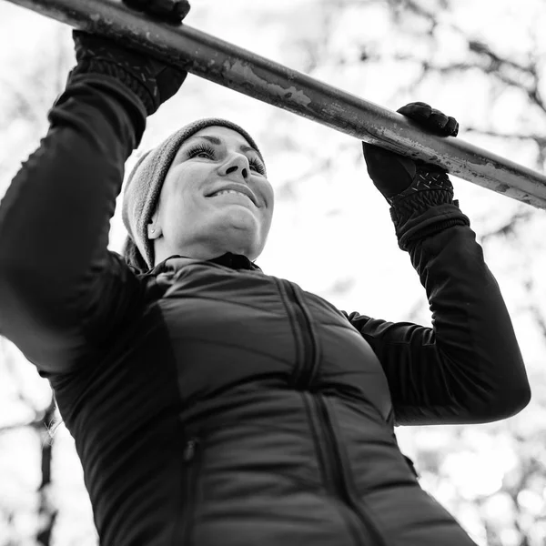 Kadın Atlet Parkında Kış Gününde Egzersiz Müzik Dinleme Egzersiz — Stok fotoğraf