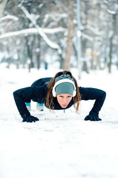 Female Athlete Exercising Park Winter Snow Park Listening Music Exercising — Stock Photo, Image