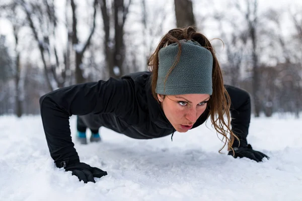 Female Athlete Exercising Park Winter Day Listening Music Exercising — Stock Photo, Image