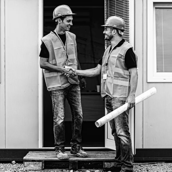 Zwei Ingenieure Beim Händeschütteln Auf Der Baustelle — Stockfoto