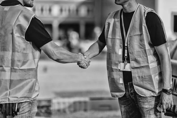 Bauarbeiter Beim Händeschütteln Nach Treffen Auf Baustelle — Stockfoto